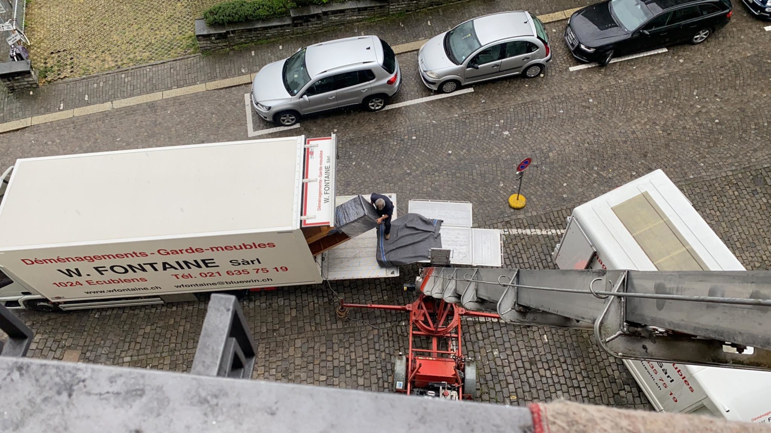 Dépose d'une armoire sur le monte-meubles de l'entreprise de déménagement W. Fontaine Sàrl